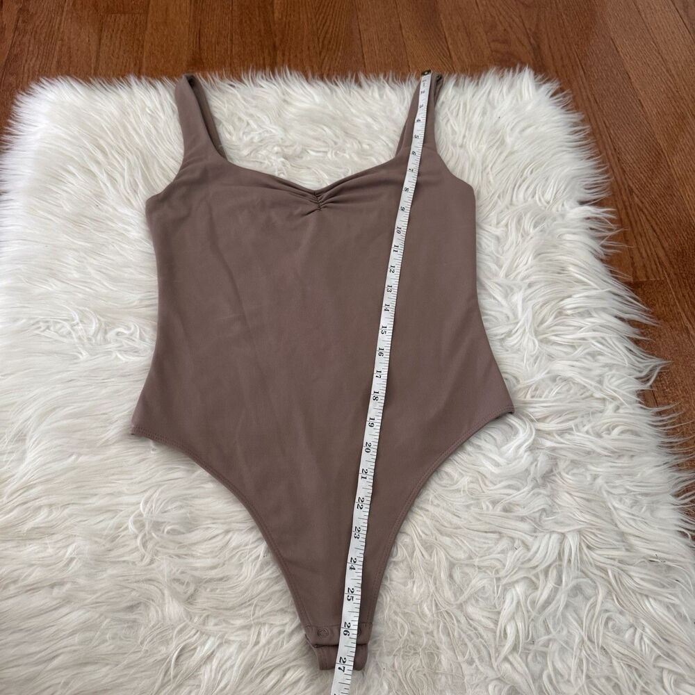 Aritzia Babaton Women's Medium Taupe V-Neck Contour Bodysuit Tank Lined Stretch - Picture 7 of 10
